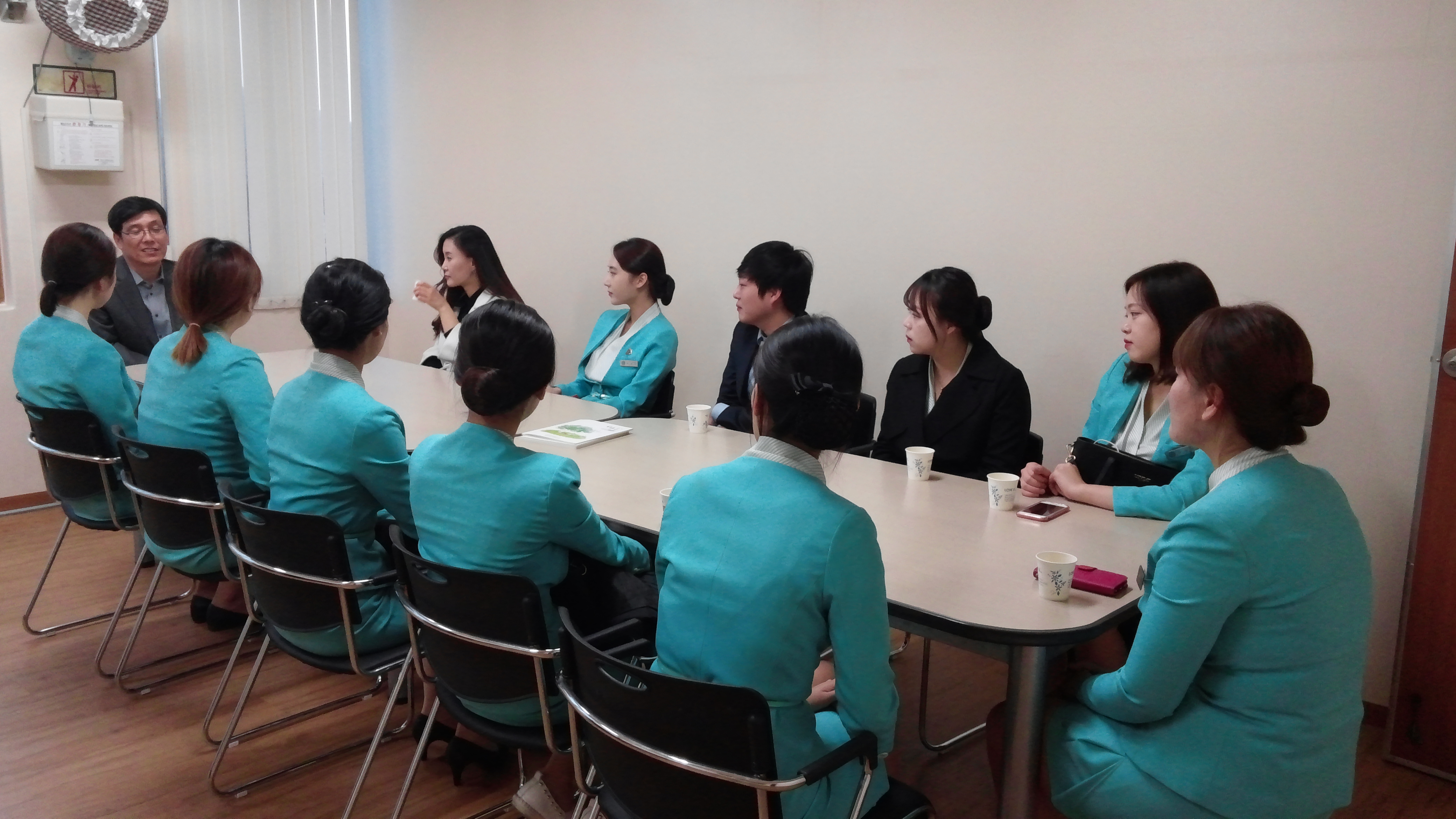 박상호 관장님과 한국호텔전문학교 학생들이 이야기를 나누고 있는 사진