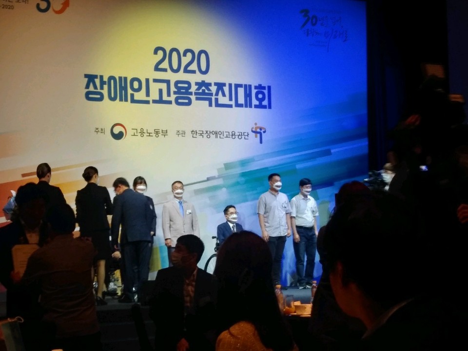 김상범 취업생이 2020고용촉진대회 팜플렛을 들고 있는 모습