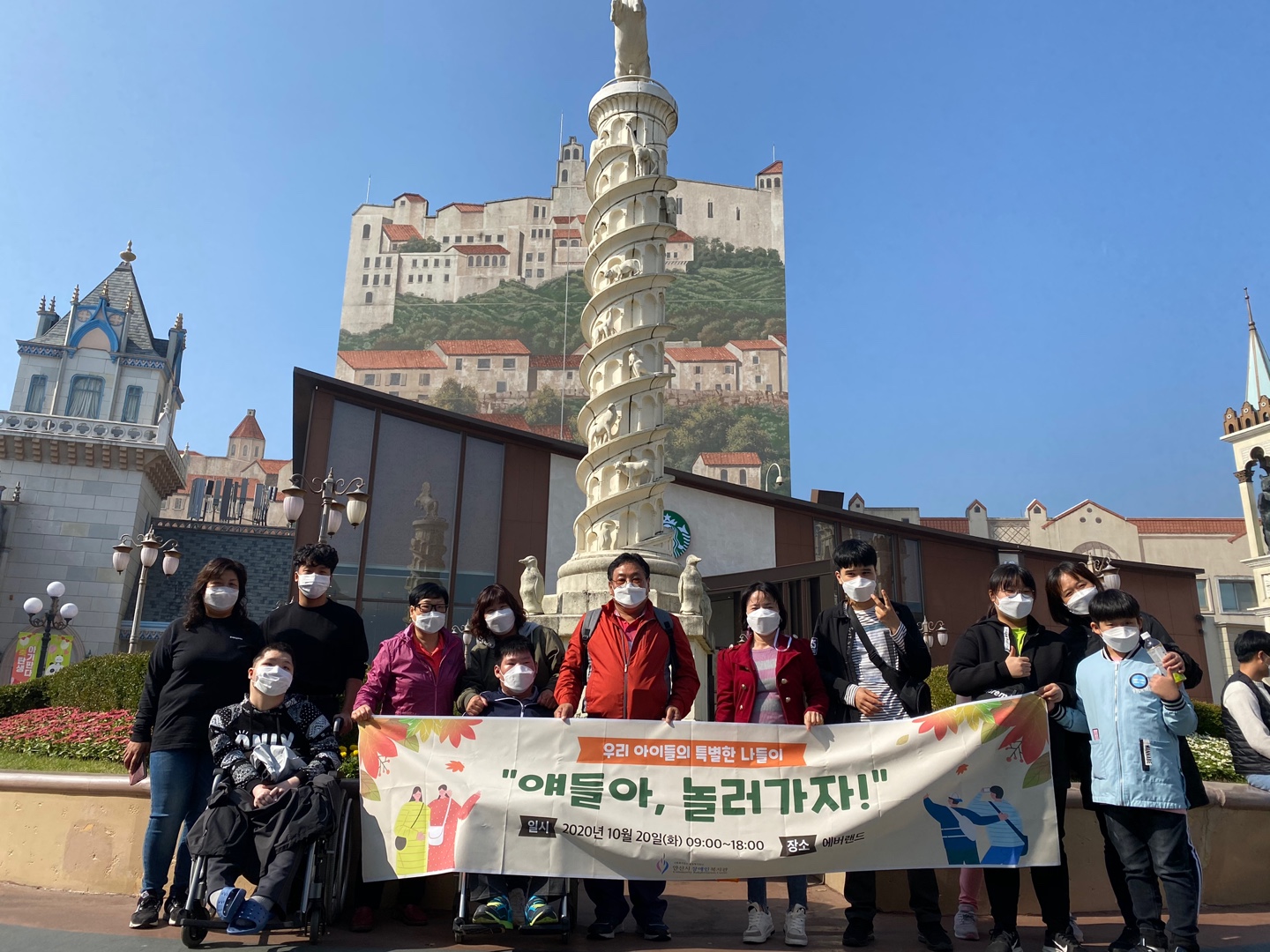 참가자 전원이 함께 탑 앞에서 기념 사진 촬영