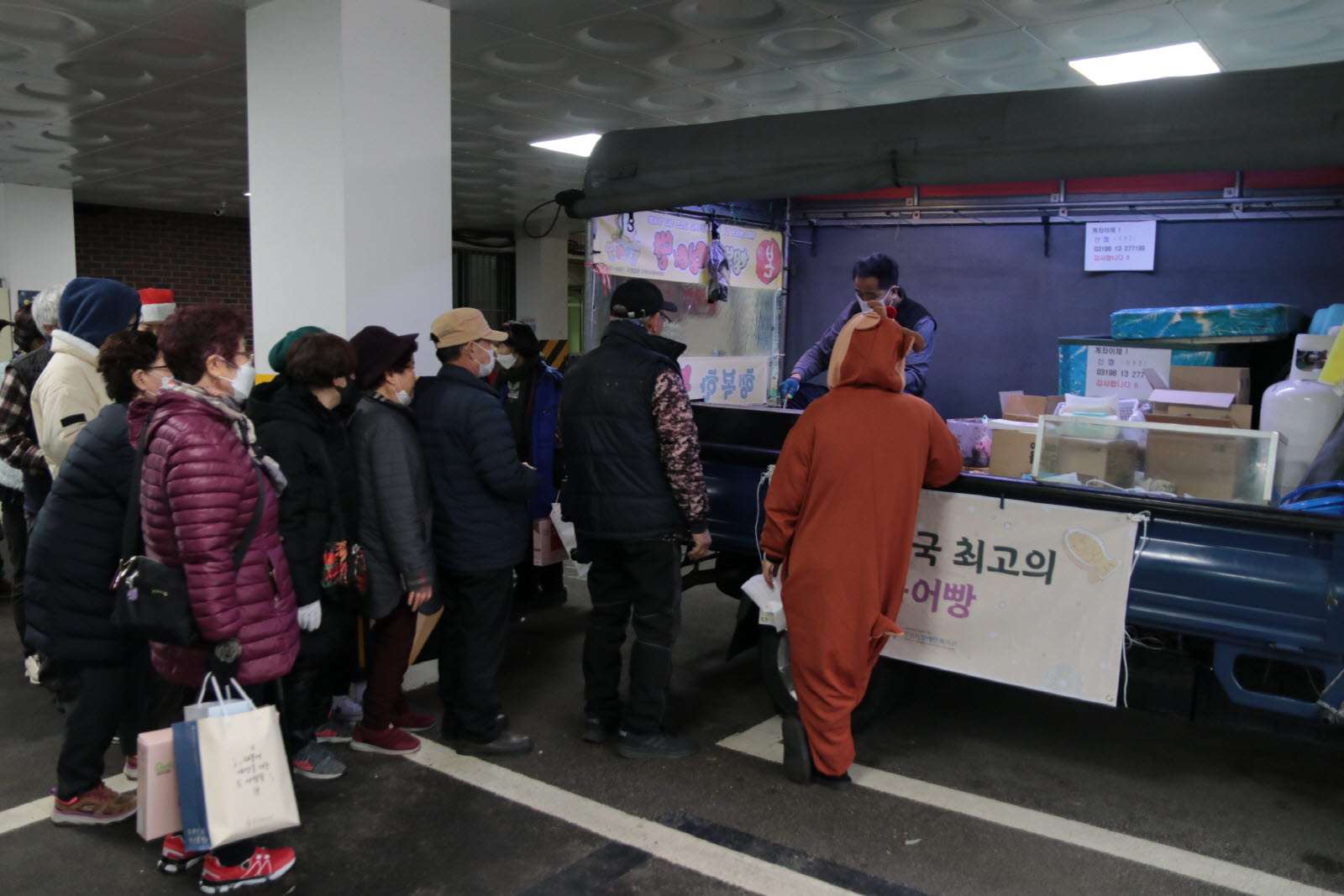 고소하고 따뜻한 붕어빵을 먹기 위해 푸드트럭에 줄 서 있는 이용인들 모습