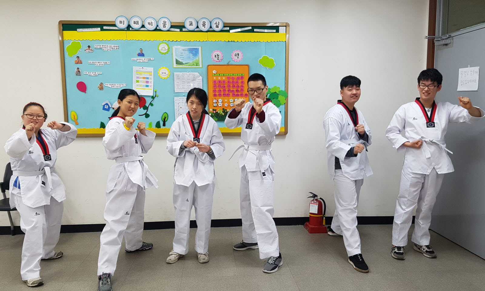 미래키움교육실 교육생들이 도복을 입고 단체사진을 찍고 있다.